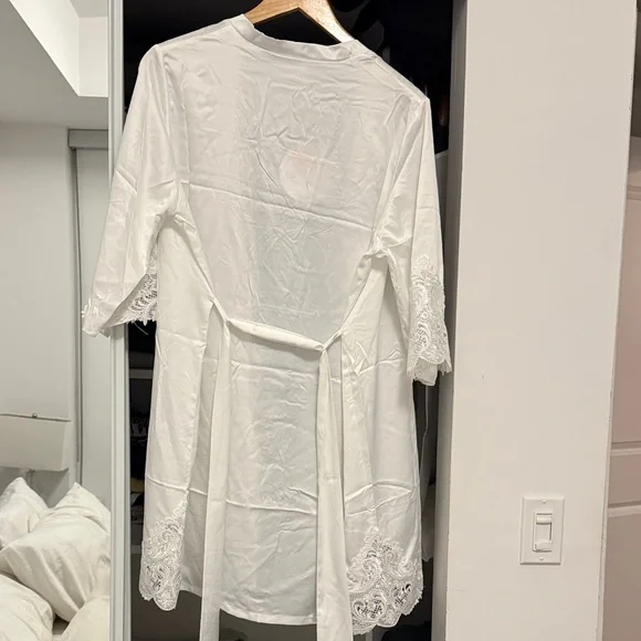 White Lace Trim Robe - Picture 3 of 3